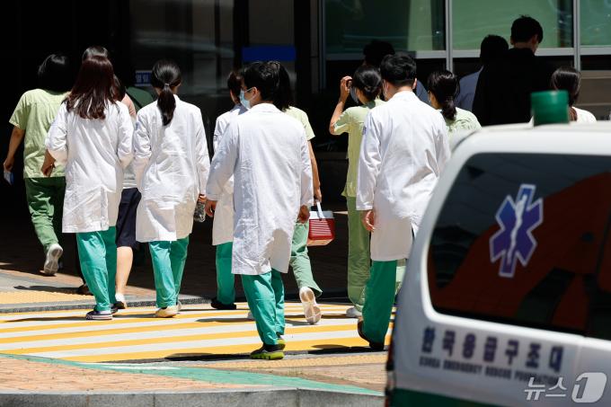 의대 정원 2000명 증원·배분 결정 효력을 멈춰달라며 의사들이 정부를 상대로 낸 집행정지 신청 결과가 오후 5시쯤 나올 예정인 가운데 16일 오후 서울 시내 대학병원에서 의료진이 이동하고 있다. 2024.5.16/뉴스1 ⓒ News1 안은나 기자