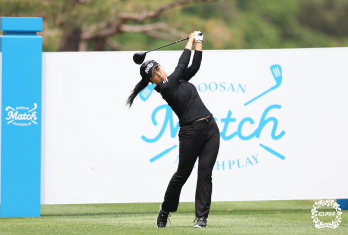 윤이나의 KLPGA 투어 두산 매치플레이 경기 모습. /사진= KLPGA