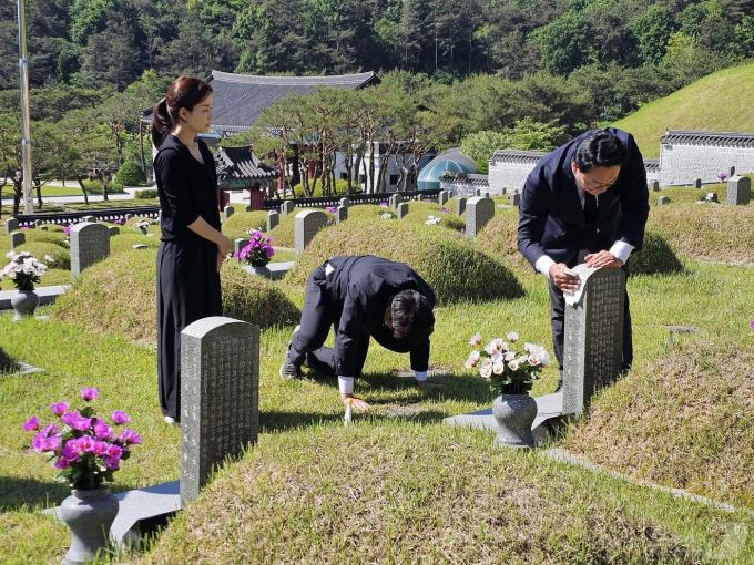 이준석 개혁신당 대표(가운데)가 제44주년 5·18민주화운동을 앞둔 15일 광주 북구 운정동 국립 5·18민주묘지에서 유공자 995명의 묘를 일일이 참배하다 다리에 힘이 풀려 휘청이고 있다.2024.5.15./뉴스1 ⓒ News1 서충섭 기자이준석 개혁신당 대표와 이주영·천하람 당선인이 지난 15일 국화 1000송이를 들고 국립 5·18민주묘지를 참배한 뒤 개혁신당에 후원금이 쇄도하고 있다.