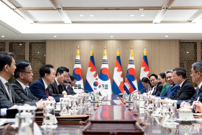 윤석열 대통령이 16일 용산 대통령실 청사에서 열린 한·캄보디아 정상회담에서 훈 마넷 캄보디아 총리와 대화하고 있다. (대통령실 제공) 2024.5.16/뉴스1 ⓒ News1 오대일 기자