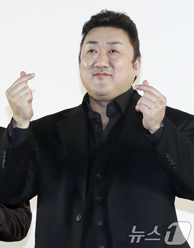 배우 마동석이 16일 오후 서울 강남구 메가박스 코엑스에서 열린 '범죄도시4' 흥행 감사 쇼케이스에서 하트를 그리고 있다. '범죄도시4'는 개봉 22일째인 지난 15일 오전 7시 30분(영진위 통합전산망 기준) 천만 관객을 넘어서며 한국영화 사상 최초 시리즈 트리플 천만을 기록했다. '범죄도시4'는 올해 최단기간 천만, 시리즈 최단기간 천만 돌파 기록도 세웠다. 더불어 1편부터 4편까지 통틀어 누적 관객 4천만을 기록, 한국 영화 시리즈 사상 최초 기록을 더했다. 2024.5.16/뉴스1 ⓒ News1 권현진 기자
