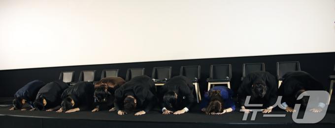 배우 마동석을 비롯한 영화 주역들이 16일 오후 서울 강남구 메가박스 코엑스에서 열린 '범죄도시4' 흥행 감사 쇼케이스에 앞서 큰절로 감사의 마음을 전하고 있다. '범죄도시4'는 개봉 22일째인 지난 15일 오전 7시 30분(영진위 통합전산망 기준) 천만 관객을 넘어서며 한국영화 사상 최초 시리즈 트리플 천만을 기록했다. '범죄도시4'는 올해 최단기간 천만, 시리즈 최단기간 천만 돌파 기록도 세웠다. 더불어 1편부터 4편까지 통틀어 누적 관객 4천만을 기록, 한국 영화 시리즈 사상 최초 기록을 더했다. 2024.5.16/뉴스1 ⓒ News1 권현진 기자