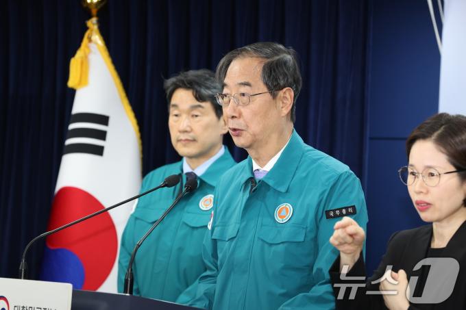 한덕수 국무총리가 16일 서울 종로구 정부서울청사에서 의대정원 증원 집행정지 항고심 관련 대국민담화를 하고 있다. 서울고법 행정7부(부장판사 구회근 배상원 최다은)는 이날 오후 의대 교수와 전공의·의대생·수험생 등 18명이 의대 증원 결정의 효력을 멈춰달라며 보건복지부·교육부를 상대로 낸 집행정지 항고심에서 교수·전공의·수험생들의 신청에 대해 각하 결정을 내렸다. 2024.5.16/뉴스1 ⓒ News1 허경 기자
