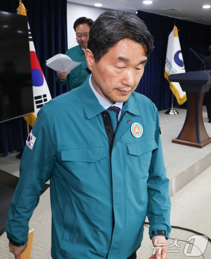[사진] 브리핑실 나서는 이주호 부총리