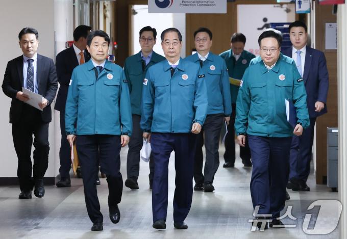 [사진] 브리핑실 향하는 한덕수 총리와 이주호·조규홍 장관