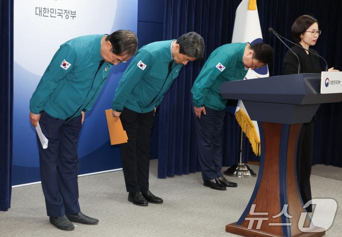 [사진] 고개숙여 인사하는 한덕수 총리와 이주호·조규홍 장관