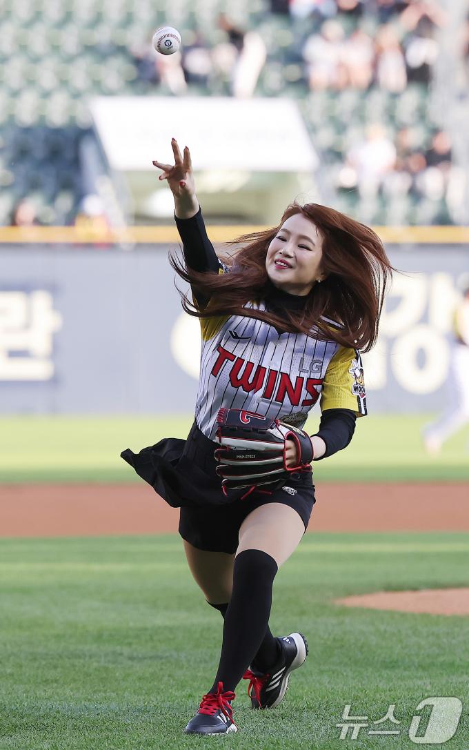 [사진] 힘차게 시구하는 '스타강사' 이지영