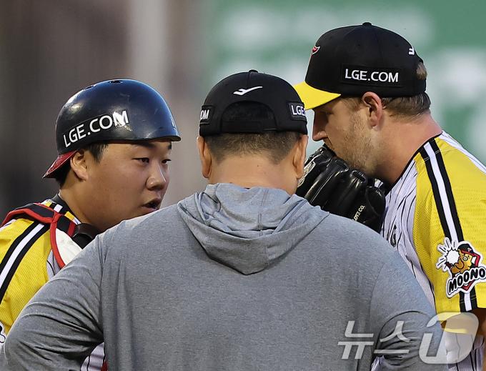 [사진] 김범석·엔스, 통역을 사이에 두고
