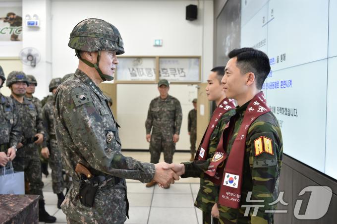 [사진] 김명수 합참의장, 과학화전투훈련단 방문해 격려