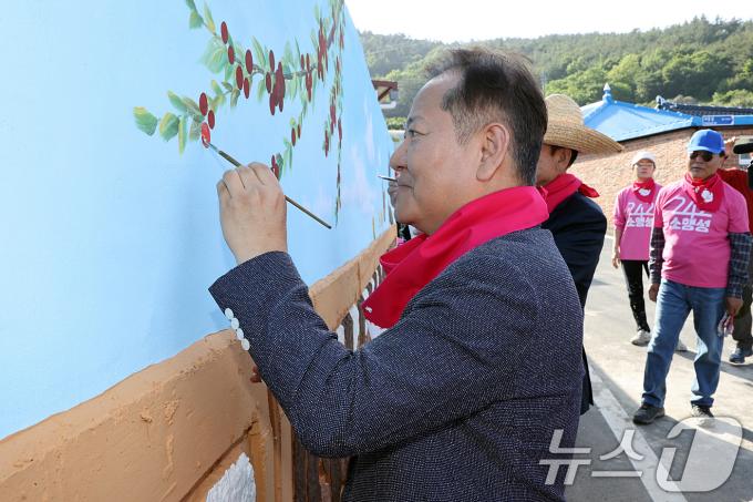 [사진] 마을벽화 그리기 나선 이상민 행안부 장관