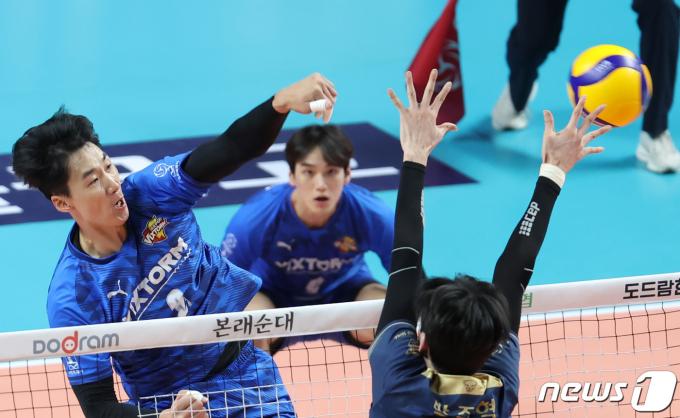 한국전력 박철우가 9일 오후 서울 중구 장충체육관에서 열린 2023-2024 도드람 V-리그 남자부 2라운드 우리카드와 한국전력의 경기에서 공격하고 있다. 2023.11.9/뉴스1 ⓒ News1 김민지 기자