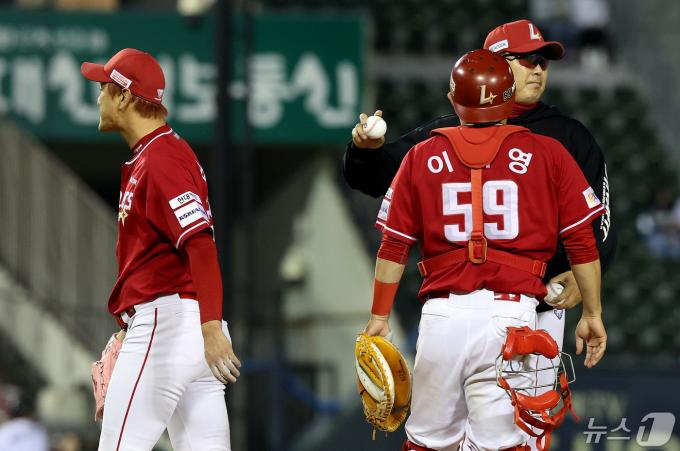9일 오후 서울 송파구 잠실야구장에서 열린 프로야구 '2024 신한 SOL 뱅크 KBO리그' SSG 랜더스와 LG 트윈스의 경기 7회말 SSG선발 김광현이 1사 만루 상황에서 박동원에게 밀어내기 볼넷으로 역전을 허용한 뒤 강판되고 있다. 2024.5.9/뉴스1 ⓒ News1 장수영 기자