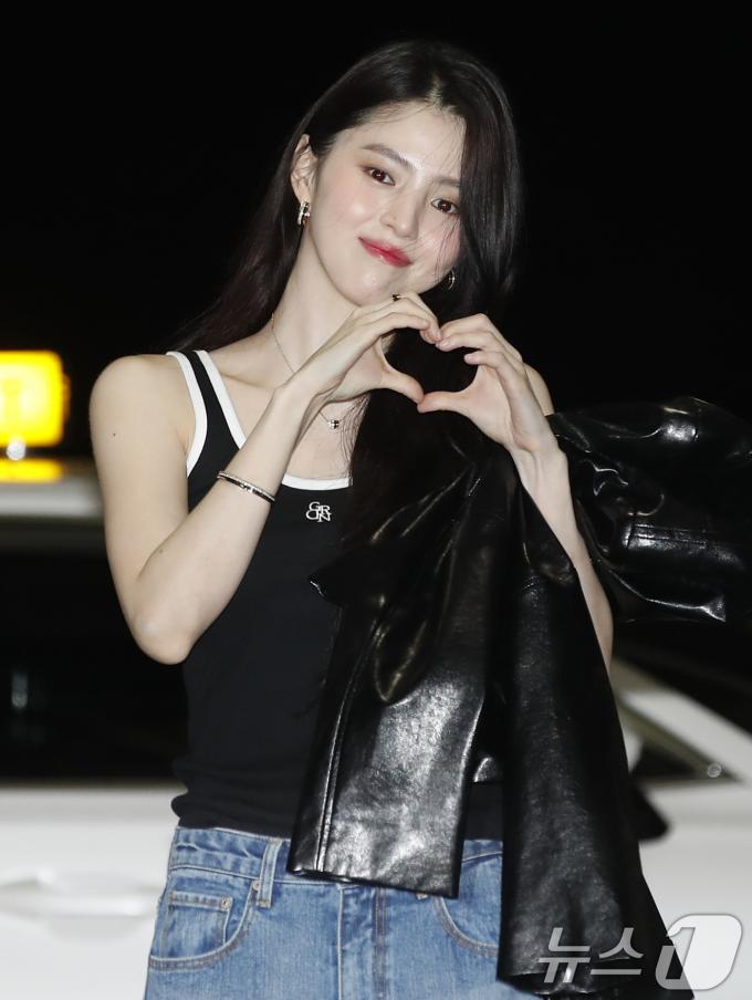 [사진] 한소희, 사랑스러운 하트