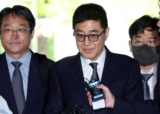 횡령·배임 의혹을 받는 이호진 전 태광그룹 회장이 16일 오전 특정경제범죄가중처벌 등에 관한 법률 위반(횡령) 등 혐의로 서울중앙지방법원에서 열린 구속 전 피의자 심문(영장실질심사)에 출석하고 있다. / 사진=뉴스1 박정호 기자
