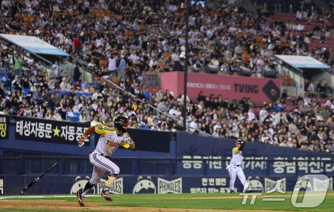 '2024 신한 SOL 뱅크 KBO리그'가 시즌 시작 후 역대 두 번째로 빠른 217경기 만에 300만 관중을 달성한 16일 오후 서울 송파구 잠실야구장에서 열린 키움 히어로즈와 LG 트윈스의 경기를 찾은 관중들이 열띤 응원을 펼치고 있다. 2024.5.16/뉴스1 ⓒ News1 김진환 기자