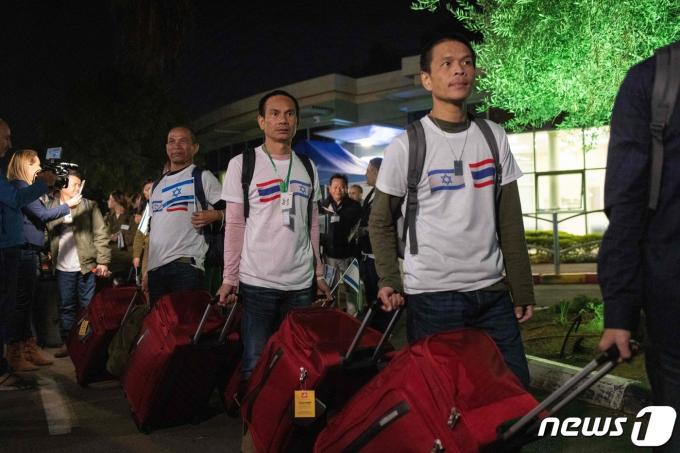 팔레스타인 무장 정파 하마스에 억류됐다 풀려난 태국인들이 29일(현지시간) 이스라엘을 떠나 태국으로 돌아가기 위해 공항으로 향하고 있다. 2023.11.30 ⓒ AFP=뉴스1 ⓒ News1 정지윤 기자