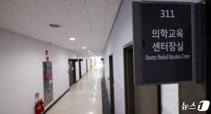 의대 증원에 반발한 학생들의 수업 거부가 이어지면서 일부 의대는 여전히 개강하지 못하고 있는 가운데 지난달 29일 수도권 한 의대가 한적한 모습을 보이고 있다. /뉴스1 ⓒ News1 김명섭 기자