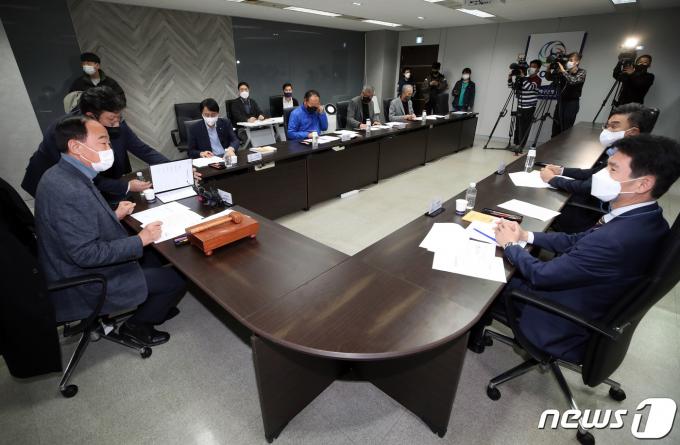 황명석 상벌위원회위원장이 10일 오전 서울 마포구 한국배구연맹(KOVO)에서 무단이탈로 물의를 일으켰던 IBK기업은행의 세터 조송화 회의를 주재하고 있다. 2021.12.10/뉴스1 ⓒ News1 권현진 기자