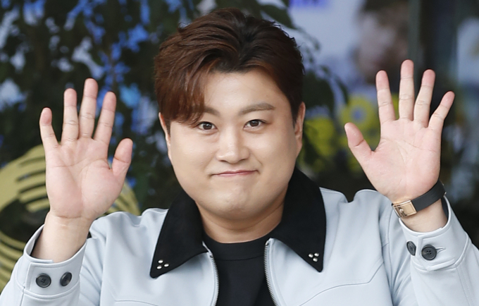 뺑소니 혐의로 형사 입건된 가수 김호중(32)이 사고 전 들른 유흥주점에서 대리 기사를 불렀던 것에 대해 "피곤했기 때문"이라고 해명했다. 사진은 지난 3월 서울 영등포구 KBS에서 진행된 '사장님 귀는 당나귀 귀' 녹화를 마친 가수 김호중. /사진=뉴스1