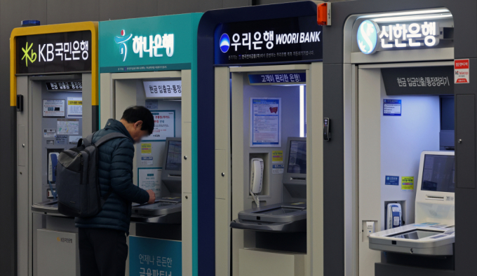 서울 시내 한 건물에 설치된 현금자동입출금기./사진=뉴시스