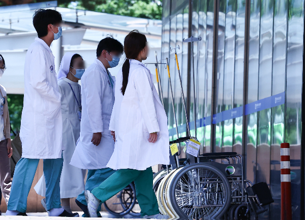 서울고등법원이 의대증원 집행정지 신청을 기각·각하하면서 정부의 증원 정책에 탄력이 붙을 것으로 보인다. 지난 16일 서울소재 한 대학병원에서 의료진들이 이동하고 있다. /사진=뉴시스