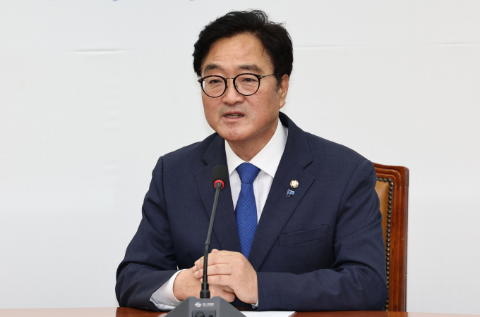 지난 16일 제22대 국회 전반기 국회의장 더불어민주당 후보가 된 우원식 민주당 의원(서울 노원을)이 민주당 강성 지지자들의 비난 문자에 대해 "바빠서 볼 시간이 없었다"고 밝혔다. 사진은 우 의원이 지난 16일 서울 여의도 국회에서 이재명 민주당 대표를 예방해 인삿말을 전하는 모습. /사진=뉴스1