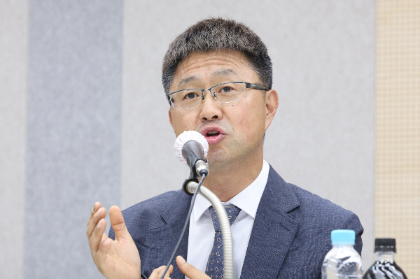 한국환자단체연합회와 전국보건의료산업노동조합이 서울고등법원의 의대증원 집행정지 각하 결정을 환영하고 의료 정상화 조치를 촉구하는 입장문을 냈다. 안기종 한국환자단체연합회 대표가 지난 15일 오후 서울 중구 국가인권위원회에서 열린 의료공백 장기화 상황에서의 건강권 보장 및 의료공공성 강화 방안 모색 토론회에서 토론하고 있다. /사진=뉴스1