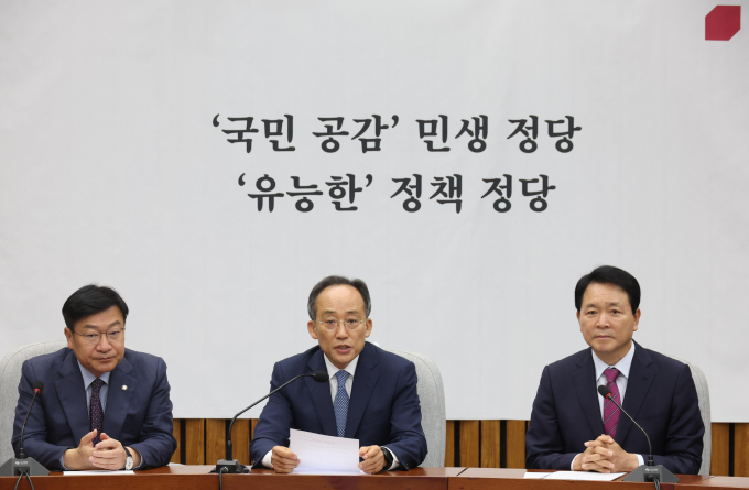 추경호 국민의힘 원내대표가 제22대 국회 전반기 국회의장 후보로 선출된 우원식 더불어민주당 의원(서울 노원을)에 대해 "가교 역할을 해주실 것으로 기대한다"고 밝혔다. 사진은 추 원내대표(가운데)가 17일 서울 여의도 국회에서 열린 원내대책회의에서 발언하는 모습. /사진=뉴시스