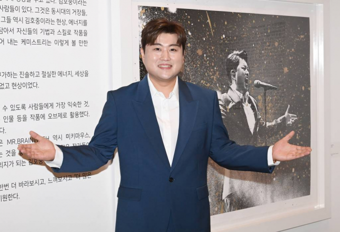 가수 김호중이 뺑소니 논란에 휩싸인 가운데 그의 팬클럽의 기부금이 반환됐다.  사진은 지난 2022년 9월 서울 성동구 성수동 갤러리아포레 더 서울라이티움에서 열린 2022 김호중 展 '별의 노래' 오픈 행사에서 포즈를 취하고 있는 김호중. /사진= 머니투데이  
