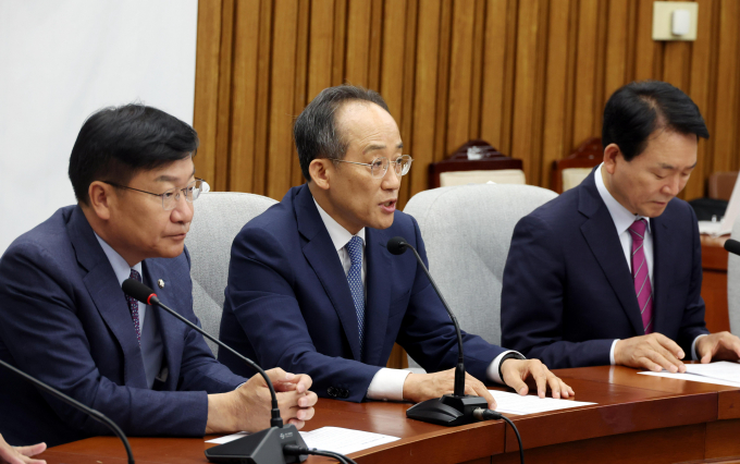 추경호 국민의힘 원내대표가 채상병 특검법 관련 당내 이탈표 가능성에 대해 "의원들 전체가 당론을 지키는 데 큰 틀의 입장변화는 없다"고 말했다. 사진은 추 원내대표(가운데)가 17일 서울 여의도 국회에서 열린 원내대책회의에서 발언하는 모습. /사진=뉴시스