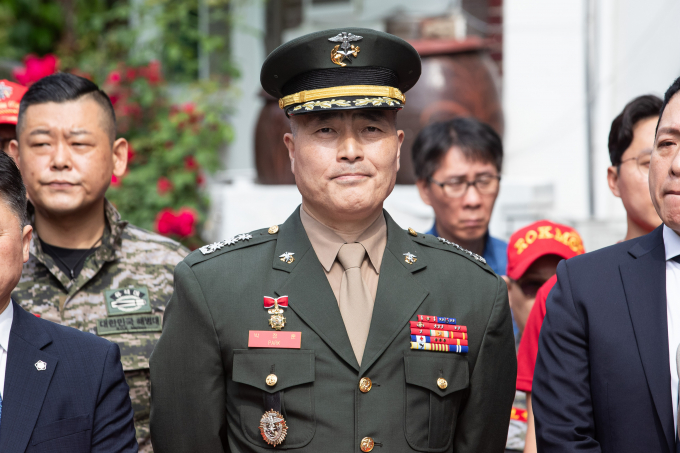 박정훈 전 해병대 수사단장(대령) 측이 17일 4차 공판을 받기에 앞서 윤석열 대통령에게 채상병 특검법 수용을 촉구했다. 사진은 박 전 대령이 17일 서울 중앙지역군사법원에서 열린 항명 등 혐의에 관한 4차 공판에 출석하기 전 기자회견에 참석한 모습. /사진=뉴스1
