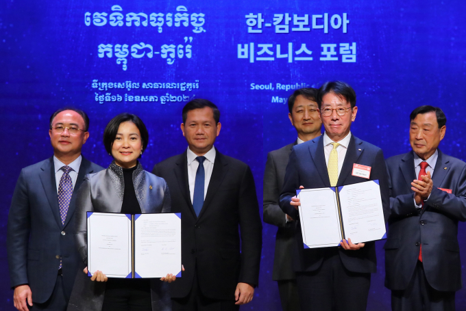  16일 서울시 중구 소재 대한상공회의소에서 열린 '국가간 QR코드 기반 지급결제시스템 구축 및 운영을 위한 업무협약식'에서 찌아 세레이 캄보디아 중앙은행 총재(1열 왼쪽)와 이재근 KB국민은행장(1열 오른쪽)이 기념사진을 촬영하고 있다./사진=KB국민은행