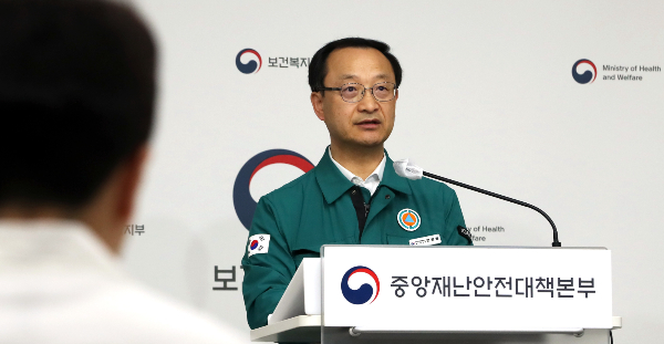 정부가 전공의들이 조금씩 복귀하고 있다며 전공의들의 복귀를 촉구했다. 전병왕 보건복지부 보건의료정책실장이 17일 오전 세종시 정부세종청사에서 의사 집단행동 중앙재난안전대책본부 브리핑을 하고 있다. /사진=뉴스1