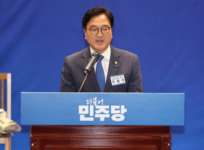  제22대 국회 전반기 국회의장 후보로 선출된 우원식 더불어민주당 의원(서울 노원을)이 국회 상임위원회 배분 시기에 대해 "다음달 중으로 끝내야 되지 않겠나"라고 말했다. 사진은 우 의원이 지난 16일 서울 여의도 국회 의원회관에서 열린 제22대 국회 전반기 국회의장단 후보 선출 당선자 총회에서 수락연설을 하는 모습. /사진=뉴시스
