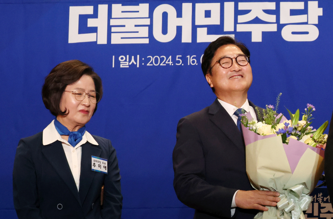 추미애 더불어민주당 당선인(경기 하남갑)이 우원식 민주당 의원(서울 노원을)에게 밀려 제22대 전반기 국회의장 자리에 오르지 못했다. 사진은 우 의원(오른쪽)이 지난 16일 서울 여의도 국회 의원회관에서 열린 제22대 국회 전반기 국회의장단 후보 선출 당선자 총회에서 국회의장 후보로 선출된 축하 꽃다발을 받아든 모습. /사진=뉴시스 