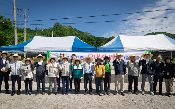 김덕현 연천군수(왼쪽 여덟번째)와 심상금 연천군의회 의장(왼쪽 일곱번째), 김성원 국회의원(오른쪽 다섯번째) 등이 풍년을 기원하며 파이팅을 외치고 있다. / 사진제공=연천군