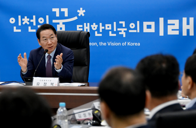 유정복 인천광역시장이 17일 시청 재난안전상황실에서 열린 '2024년 제1회 인천광역시 안전관리위원회'에서 모두발언을 하고 있다./사진제공=인천시