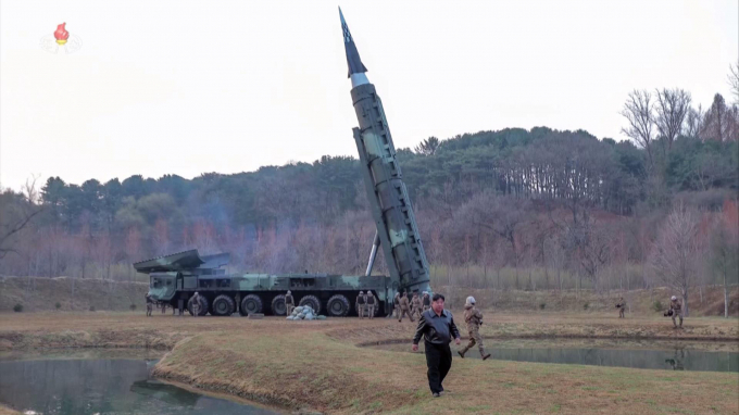 함동참모본부가 북한이 17일 동해상으로 탄도미사일을 발사했다고 밝혔다. 사진은 조선중앙TV가 지난 3일 김정은 북한 노동당 총비서가 전날(2일) 새로 개발한 극초음속 활공비행 전투부를 장착한 새형의 중장거리 고체탄도미사일 '화성포-16' 형의 시험발사를 현지지도했다고 보도한 모습. /사진=뉴시스(조선중앙TV 캡처) 