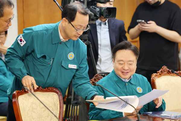 법원이 의과대학 증원 집행정지 신청 항고심에서 정부의 손을 들어주자 정부는 의대증원 관련 절차를 조속히 마무리 지을 계획이다. 조규홍(오른쪽) 보건복지부 장관이 지난 13일 오전 서울 종로구 정부서울청사에서 열린 의사집단행동 중앙재난안전대책본부 회의에서 전병왕 보건복지부 의료정책실장과 회의 자료를 살피고 있다. /사진=뉴시스