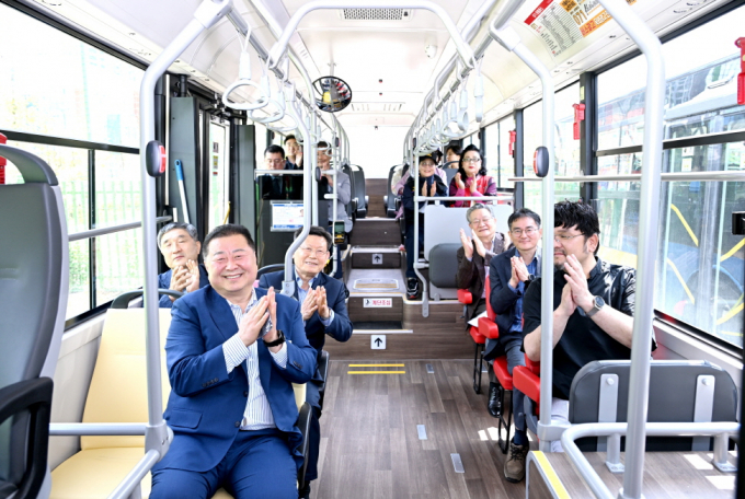 김경일 파주시장이 17일 071번 개통식에 참석 후 시승하고 있다. / 사진제공=파주시 