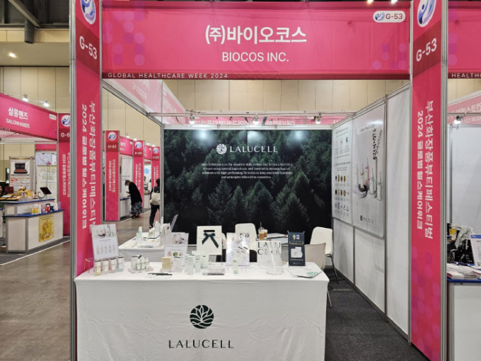 16일 부산 해운대구 벡스코 제1전시장에서 진행되는 ‘부산화장품뷰티페스티벌’에 참가한 (주)바이오코스 부스 모습. / 사진제공=바이오코스