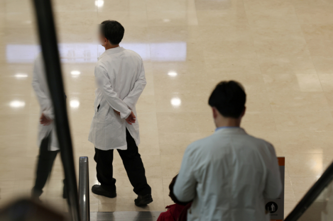 비급여 항목에 대한 과잉진료를 집중적으로 하는 의사들이 증가하며 실손보험 적자가 심화하고 있다는 의견이 나온다.  올해 4월 1일 서울의 한 대학병원에서 의사들이 이동하고 있다. 사진은 기사내용과 직접적인 관련이 없음./사진=뉴시스