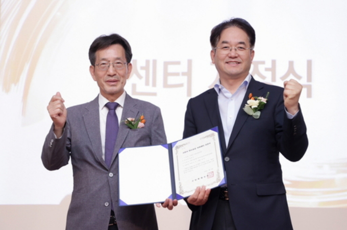 지난 16일 경기 고양시 일산동구 장항동 빛마루방송지원센터에서 열린 '고양시 탄소중립 지원센터' 개소식에서 이동환 고양시장(오른쪽)과 김현호 고양시정연구원장이 협약서를 들고 기념촬영을 하고 있다. / 사진제공=고양특례시