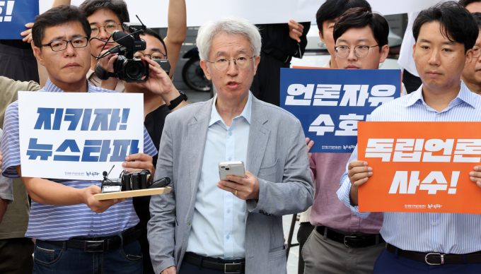 김용진 뉴스타파 대표가 다음달 검찰에 출석할 예정이다. 사진은 지난해 9월 서울 중구 뉴스타파 본사 앞에서 서울중앙지검 대선 개입 여론 조작 사건 특별수사팀의 압수수색에 대해 입장문을 발표하고 있는 김용진 대표. /사진= 뉴스1 