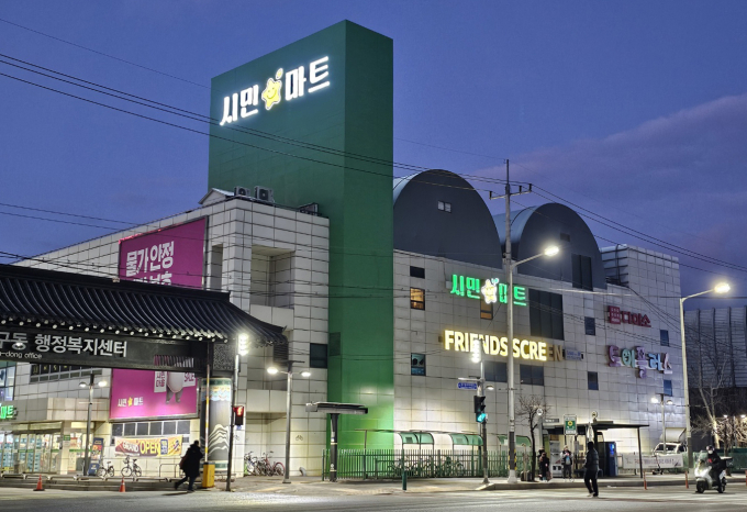 임대료 장기체납에 따른 점포 명도 소송이 진행 중인 구리유통종합시장 내 시민마트. /사진=이건구 기자
