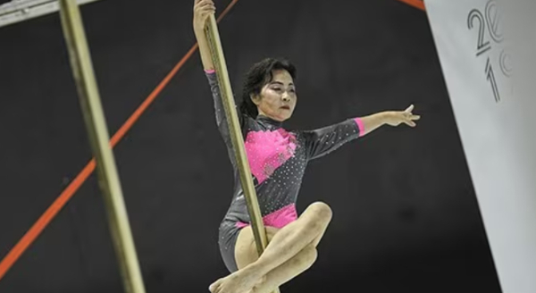 폴댄스 국가대표로 국제대회에 출전한 78세 폴댄서가 눈길을 끌었다. 사진은 폴댄스를 하는 다이달리의 모습. /사진=더우인 캡처
