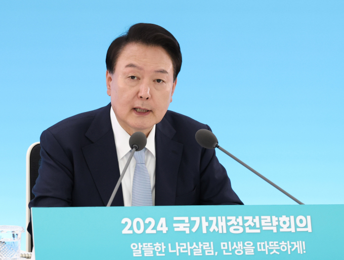 윤석열 대통령이 연구개발(R&D) 성장을 위해 예비타당성조사를 폐지하고 투자 규모를 확충해달라고 당부했다. 사진은 윤 대통령이 17일 정부세종청사에서 열린 2024 국가재정전략회의에서 발언하는 모습. /사진=뉴시스(대통령실통신사진기자단) 