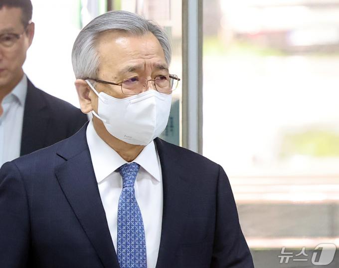 대장동 관련 의혹으로 기소된 박영수 전 특별검사가 9일 오후 서울 서초구 중앙지법에서 열린 '특정경제범죄가중처벌등에관한법률위반(수재 등) 등 혐의' 공판에 출석하고 있다. 2024.5.9/뉴스1 ⓒ News1 김진환 기자
