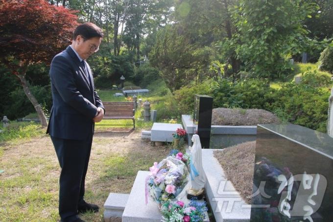 [사진] 우원식, 고 김근태 전 상임고문 묘역 참배