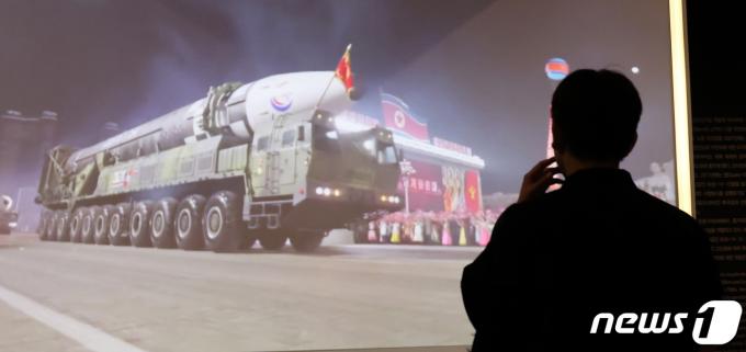 북한이 동해상으로 중거리급 탄도미사일(IRBM)을 발사한 2일 서울 용산구 전쟁기념관을 찾은 관람객들이 북한의 군사 도발실을 둘러보고 있다.  2024.4.2/뉴스1 ⓒ News1 박지혜 기자